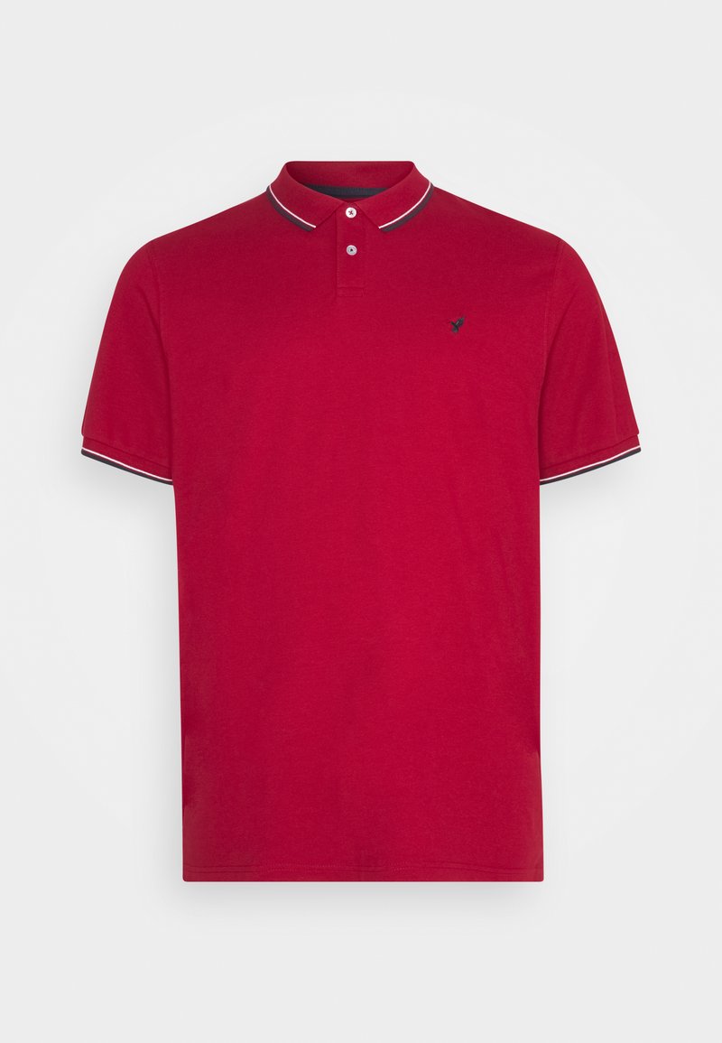 Rød polo skjorte med en tre-knap krave, kontrasterende hvide og marineblå striber på kraven og ærmerne, samt et lille logo på brystet.