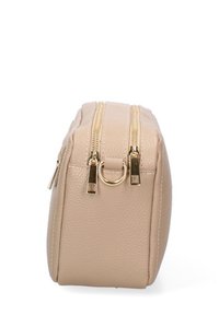 Borsa cosmetica rettangolare beige con due zip dorate, materiale in ecopelle testurizzata e dettaglio in metallo a lato.