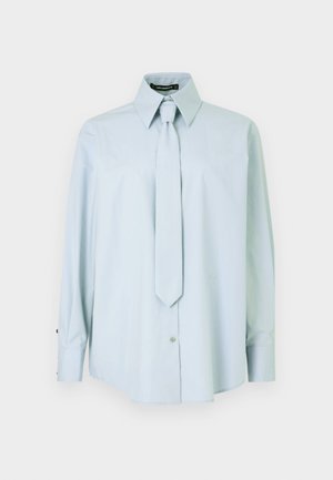 Hellblaues Langarmhemd mit spitzem Kragen und passender Krawatte. Aus glattem Stoff gefertigt, mit Knopfverschluss und Akzenten an den Manschetten.