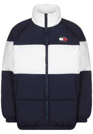 Puffjacke in Marineblau und Weiß mit hohem Kragen, horizontalen Farbbalken, Reißverschluss und gesticktem Logo auf der Brust.