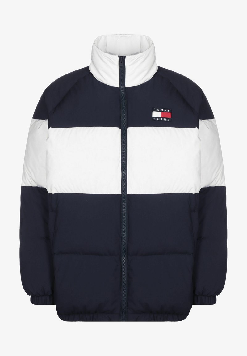 Doudoune marine et blanche avec col montant, blocs de couleur horizontaux, fermeture éclair et logo brodé sur la poitrine.