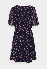 Robe bleu marine à manches courtes avec un petit imprimé floral rose et blanc dispersé, avec une taille cintrée et une jupe fluide.