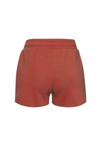 Punaiset puuvillashortsit, joissa on sileä pinta, joustava vyötärö ja yksinkertainen muotoilu ilman lisäyksityiskohtia. Takakatsaus.