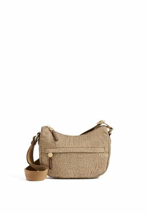 Borsa a tracolla beige dalla texture particolare con tracolla regolabile e tasca frontale con cerniera su sfondo bianco.