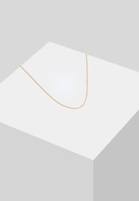 Collier en or avec un design délicat et en maillons, présentant une texture lisse et un éclat subtil. Il se drape doucement dans une forme courbée.