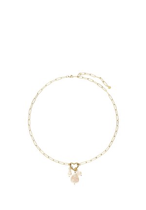 Collar de cadena dorada con cierre en forma de corazón y tres colgantes: dos perlas y una piedra en forma de lágrima.