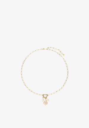 Collier chaîne en or avec fermoir en forme de cœur et trois breloques pendantes : deux perles et une pierre en forme de goutte.