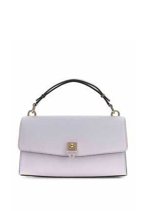 Sac à main rectangulaire lavande avec surface texturée, poignée noire, fermeture en or et logo triangulaire GUESS sur le rabat avant.