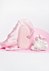 Rosa satinögonmask, draperad satinväv och två scrunchies i glansigt vitt och rosa. Slät textur, mjuk yta, rundade former.