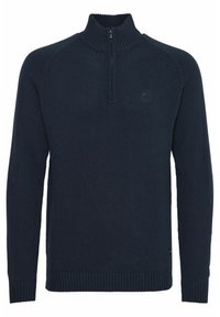 Pull-over bleu marine à col haut, fermeture à demi-zip, poignets et ourlet côtelés, avec un motif tricoté texturé et un petit logo.