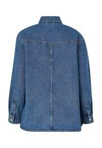 Giubbotto di jeans con collo, maniche lunghe e polsini abbottonati. Presenta una lavatura blu e una vestibilità dritta. Visibile la vista posteriore.