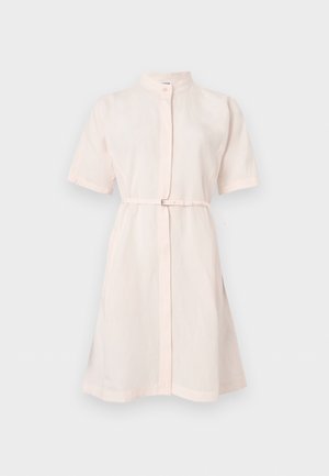 Φόρεμα ροζ, κοντομάνικο, μήκος μέχρι το γόνατο, με όρθιο γιακά, κλείσιμο με κουμπιά εμπρός και λεπτή ζώνη στη μέση.