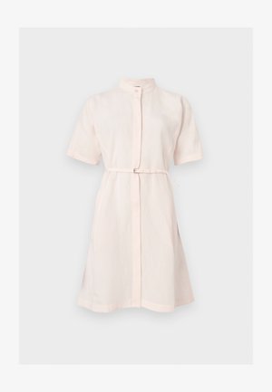 Φόρεμα ροζ, κοντομάνικο, μήκος μέχρι το γόνατο, με όρθιο γιακά, κλείσιμο με κουμπιά εμπρός και λεπτή ζώνη στη μέση.
