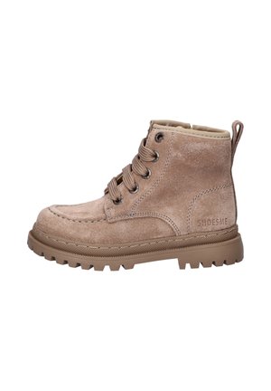 Bottines en suede marron avec une semelle en caoutchouc, bout rond, coutures renforcées et design à lacets, dotées d'une languette à l'arrière.