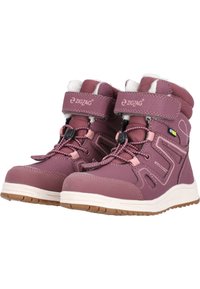 Bottes imperméables violettes avec doublure en fourrure, sangles ajustables, semelle en caoutchouc texturé et couture renforcée. Présente des accents de design en zigzag.