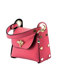 Roze leren handtas met een klep sluiting, gouden bij-embleem, gouden hardware accenten en zwarte rand. Voorzien van decoratieve gouden studs aan de zijkant.
