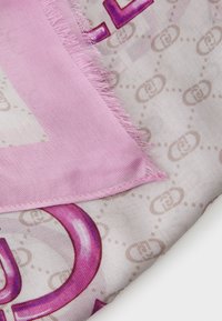 Foulard di seta rosa con bordo a frange, motivo in rilievo con loghi e grandi lettere viola. Tessuto morbido con colori vivaci.