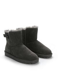 Graue Wildleder-Stiefeletten mit Kunstpelzfutter, runder Zehenpartie, flacher Gummisohle und seitlichem Knopfdetail. Weiche Textur und warmes Design.