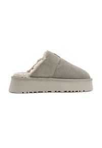Scarpe slip-on grigie in suede con morbida foderatura in pelliccia, punta arrotondata e suola spessa e testurizzata con motivo antiscivolo.