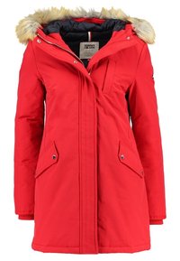 Rote Parka-Jacke mit einem mit Fell gefütterten Kapuzen, ausgestattet mit einem Frontreißverschluss und Druckknopfverschluss, zwei Seitentaschen und einem schwarzen Innenfutter.