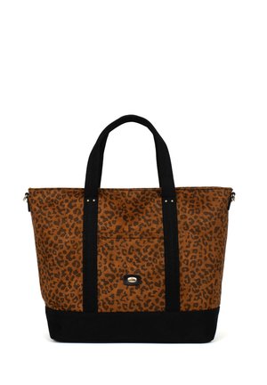 Borsa a tracolla in stampa leopardata marrone con dettagli e manici in tessuto nero, dotata di chiusura con zip e una tasca frontale con un dettaglio hardware decorativo.