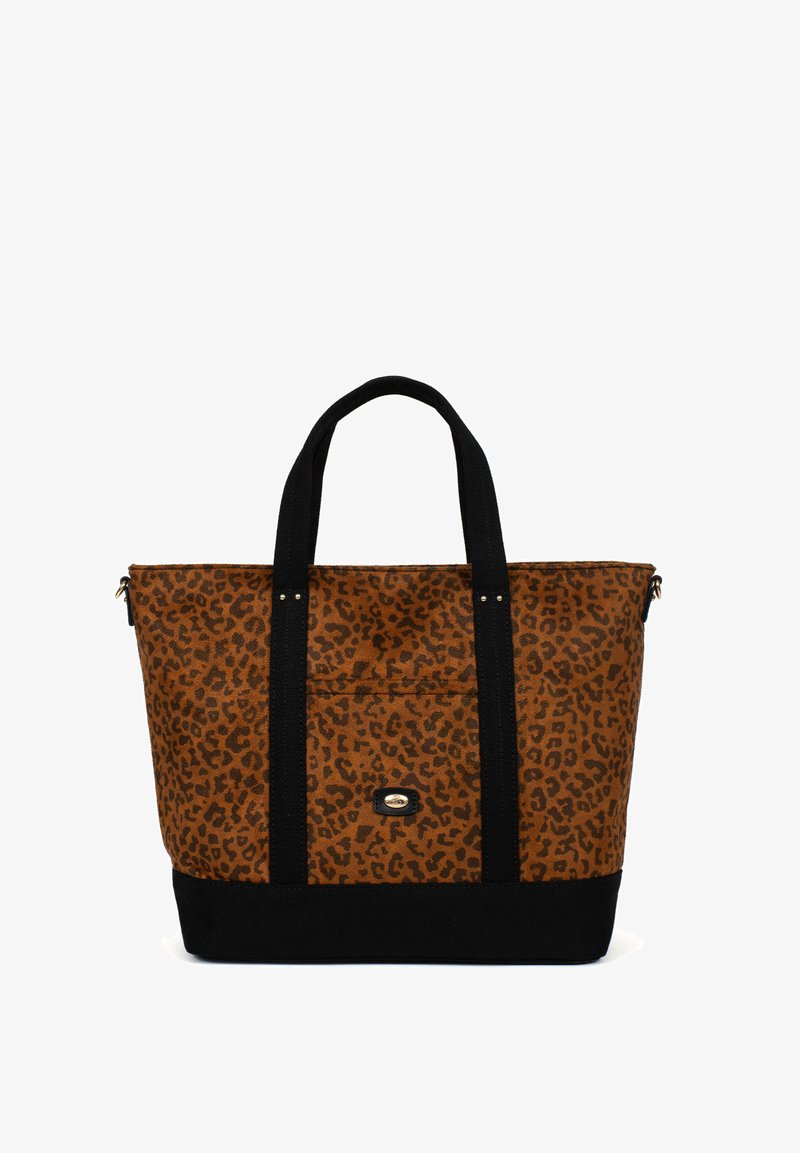 Sac fourre-tout en imprimé léopard brun avec des accents et des poignées en tissu noir, comportant une fermeture éclair et une poche avant avec un détail de quincaillerie décoratif.