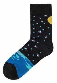 Schwarze Socke mit einem blauen Design mit Wellen, gelbem Mond und weißen Schneeflocken. Hergestellt aus gestricktem Material mit einer glatten Textur.