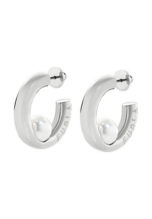 Cercei de tip cerc în ton argintiu, fiecare având o perlă albă, cu numele brandului "FURLA" gravat pe marginea exterioară.