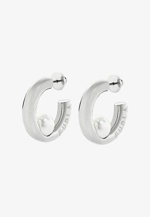 Sølvfarvede øreringe i rund form med en enkelt hvid perle inden i hver, med det graverede mærkenavn "FURLA" på ydersiden.