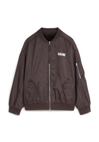 Chaqueta bomber marrón con cierre frontal, cuello acanalado, dos bolsillos laterales y un pequeño logo "GAME" en blanco. Incluye un bolsillo con cremallera en la manga.