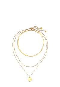 Collana a strati color oro con un pendente rotondo liscio, una catena a serpente piatta e catene delicate. Variazioni nelle trame delle catene.