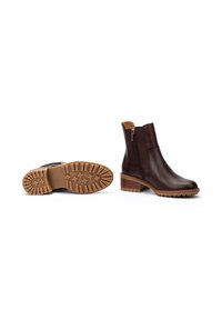 Bottines en cuir marron avec une fermeture éclair latérale, bout rond et semelle en caoutchouc texturée. Présente un talon empilé et des coutures contrastées.