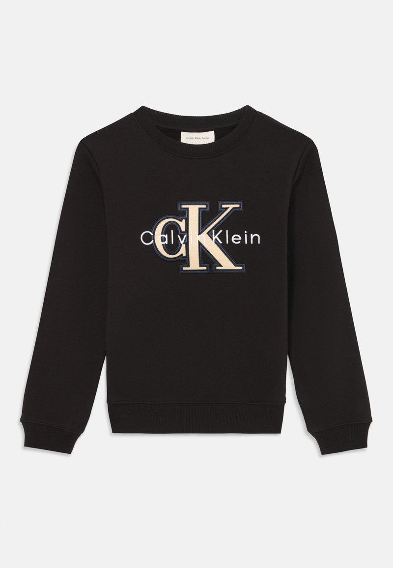 Felpa nera con collo rotondo, maniche lunghe e logo ricamato "Calvin Klein" con dettagli in beige e blu contrastanti.
