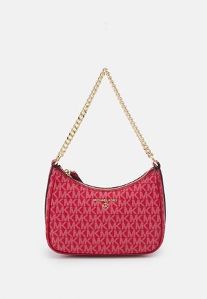 Czerwona torebka Michael Kors z złotym łańcuszkiem na ramię, zamkiem błyskawicznym i powtarzającym się wzorem logo MK.
