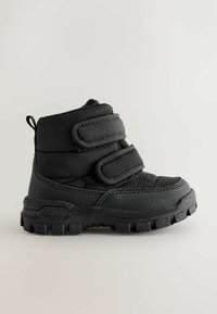 Sorte vandtætte støvler med to velcro-stropper, polstret overdel, tekstureret stof og slidstærk gummisål designet til trækkraft.