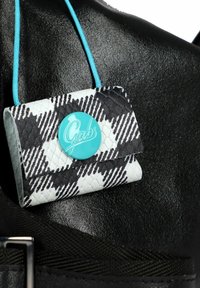 Piccolo sacchetto a pois bianco e nero realizzato in pelle testurizzata, con un bottone turchese recante la scritta "Gaos". Dondola da un cordino blu.
