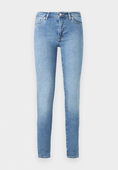 Jean skinny bleu clair en denim, avec un design classique à cinq poches, un délavage subtil et une taille standard avec fermeture éclair.