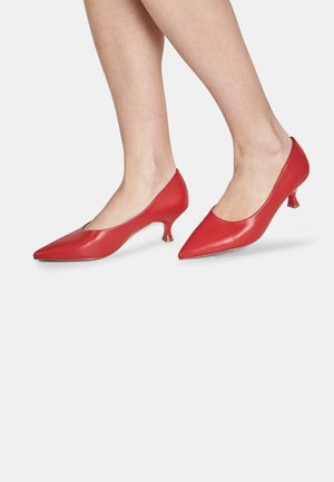 Scarpe con tacchi alti in pelle rossa, con punta appuntita e tacco a cono basso, caratterizzate da una texture morbida e un design semplice senza accenti aggiuntivi.