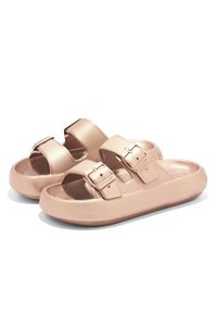 Sandalias de color oro rosa hechas de material texturizado, con hebillas ajustables dobles, correas anchas y una plantilla acolchada y contorneada.