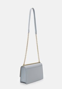 Světle modrá kožená kabelka obdélníkového tvaru s ozdobným zlatým řetízkovým popruhem a reliéfní texturou povrchu.