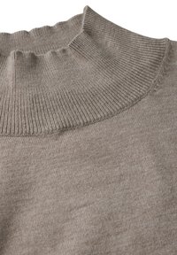 Maglione beige chiaro con colletto alto a costine e texture liscia. Il tessuto appare morbido con un sottile motivo intrecciato in tutto il capo.
