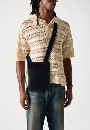 CORP MINI CROSSOVER - Skuldertasker - black