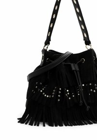 Borsa a secchiello in suede nero con frange, borchie metalliche e chiusura con cordoncino. Presenta una tracolla staccabile con hardware decorativo.