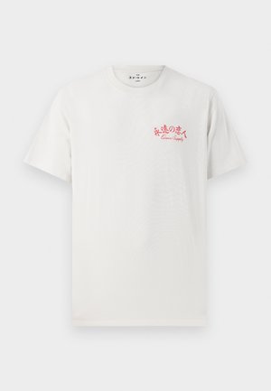 Camiseta de algodón blanca con mangas cortas, con texto japonés rojo y el logo "Edwin Supply" en el área del pecho izquierdo. Textura suave.