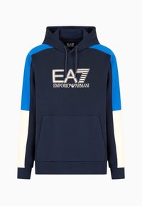 Sudadera con capucha azul marino con detalles en paneles azul y blanco, que incluye un bolsillo frontal y el logotipo EA7 en costura blanca. Tela suave, ajuste estándar.