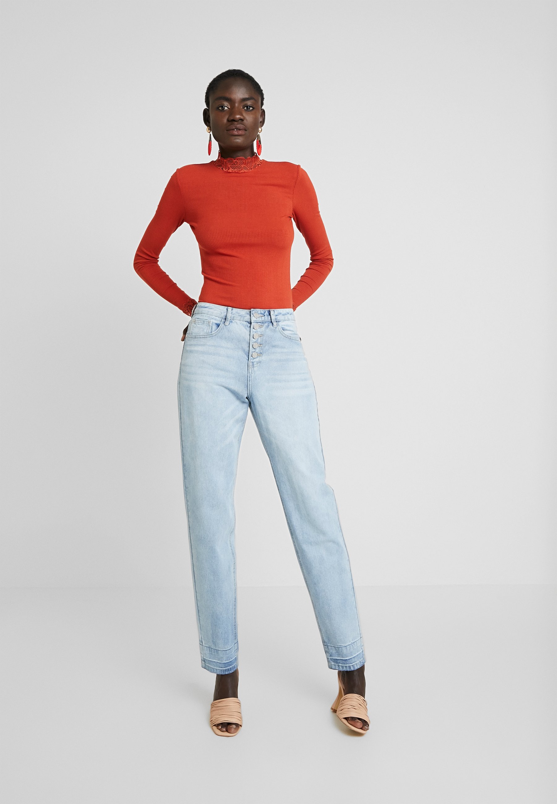 Missguided Tall RIOT DROP HEM EXPOSED FLY BUTTON MOM Jeans Missguided Tall FLORAL WIDE LEG TROUSERS - Bukse - white
