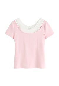 Lyserød ribbet T-shirt med korte ærmer og en lagdelt hvid blonder-trimmet tanktop under. Glat tekstur, afslappet stil.