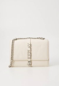 Weiße synthetische Handtasche mit rechteckiger Form, silberner Kettenriemen und geprägtem "REPLAY"-Logo auf dem vorderen Verschluss. Glatte Textur.