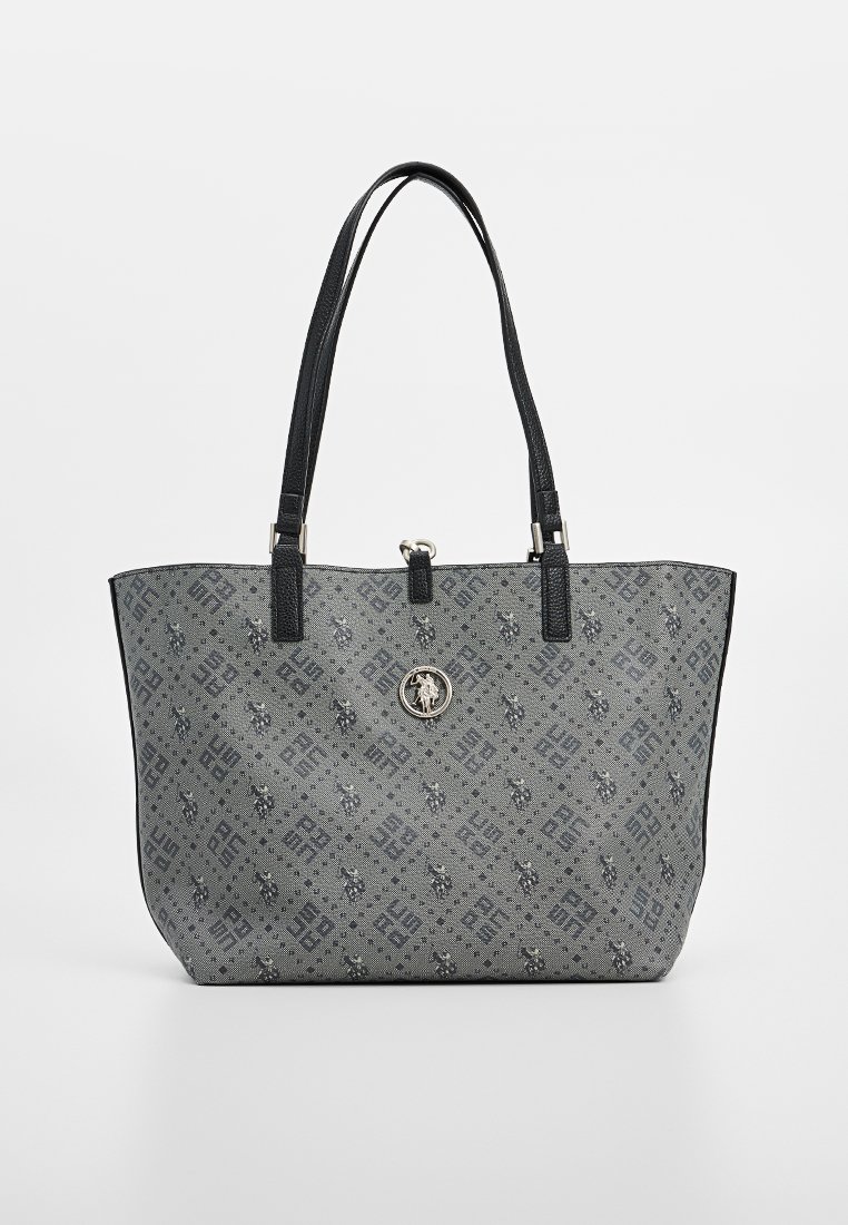 Bolso de mano gris con estampado, con asas de cuero negro, que presenta un acento de logo plateado, forma rectangular y acabado texturizado.