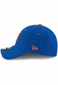 Casquette de baseball bleue avec un logo brodé orange, visière courbée et œillets de ventilation. Présente un bouton orange contrastant sur le dessus.